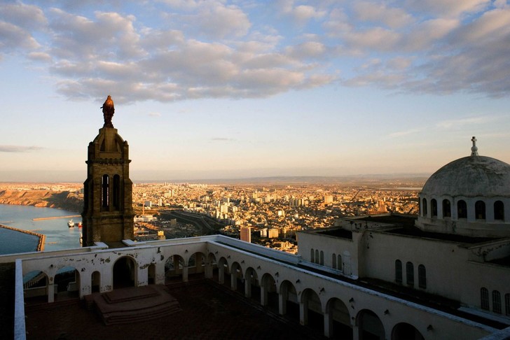 Oran: le cardinal Giovanni Angelo Becciu visite la mosquée-pôle Abdelhamid Benbadis